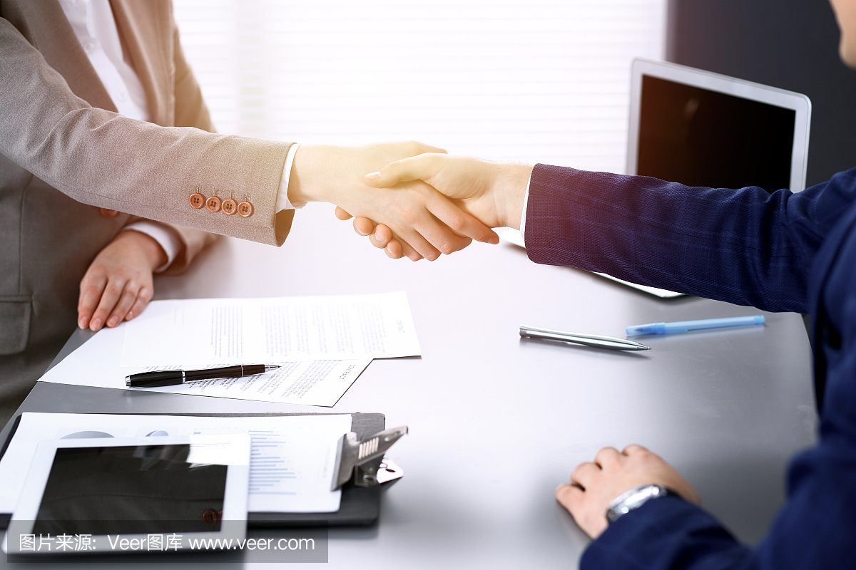 商務人士握手,結束會議。文件簽署,協議和律師咨詢概念。